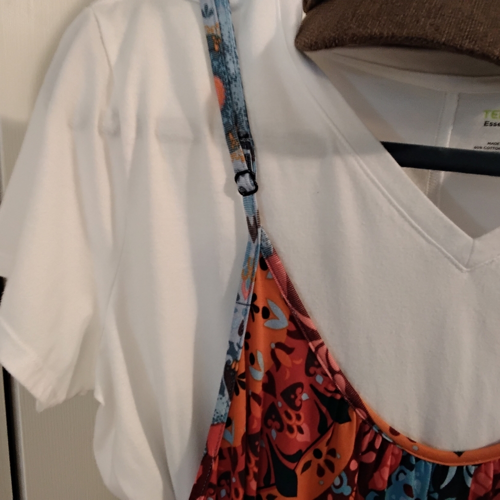 3892 Size XL Beautiful Multi Color Jumpsuit With Adjustable Straps. - Picture 3 of 5